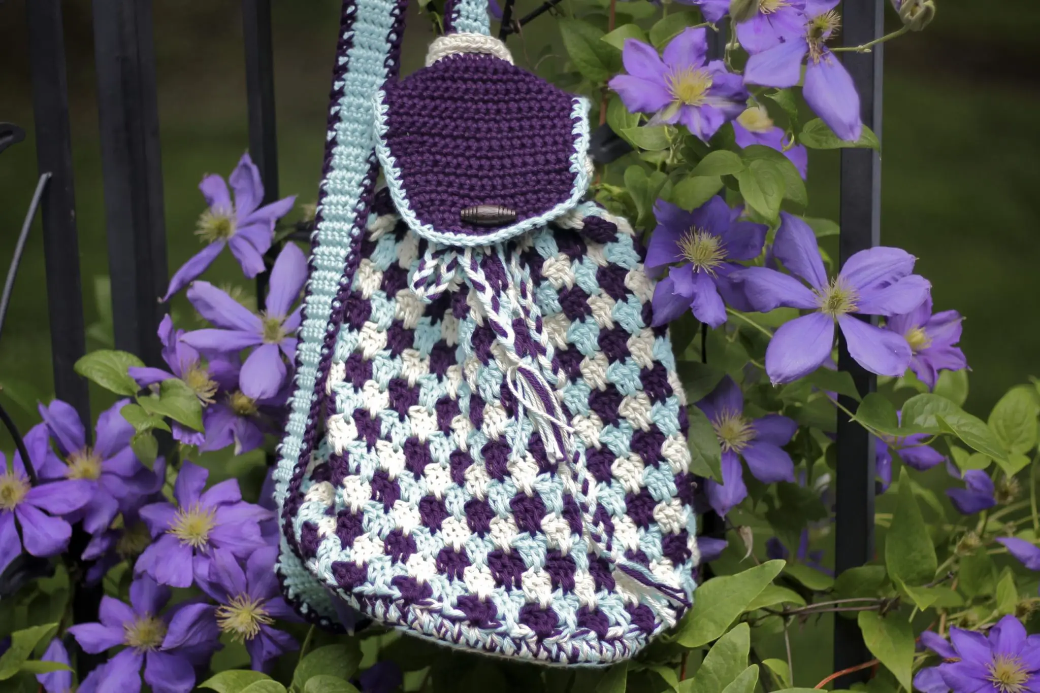 Everything's Beachy Bag Free Crochet Pattern for a crossbody sling bag
