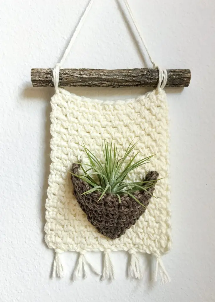 Air Plant Hanger free crochet pattern with fringe