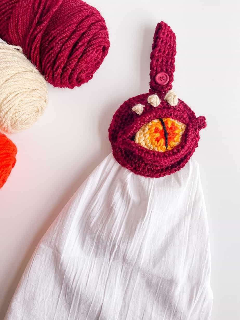 crochet dragon eye towel topper free crochet pattern
