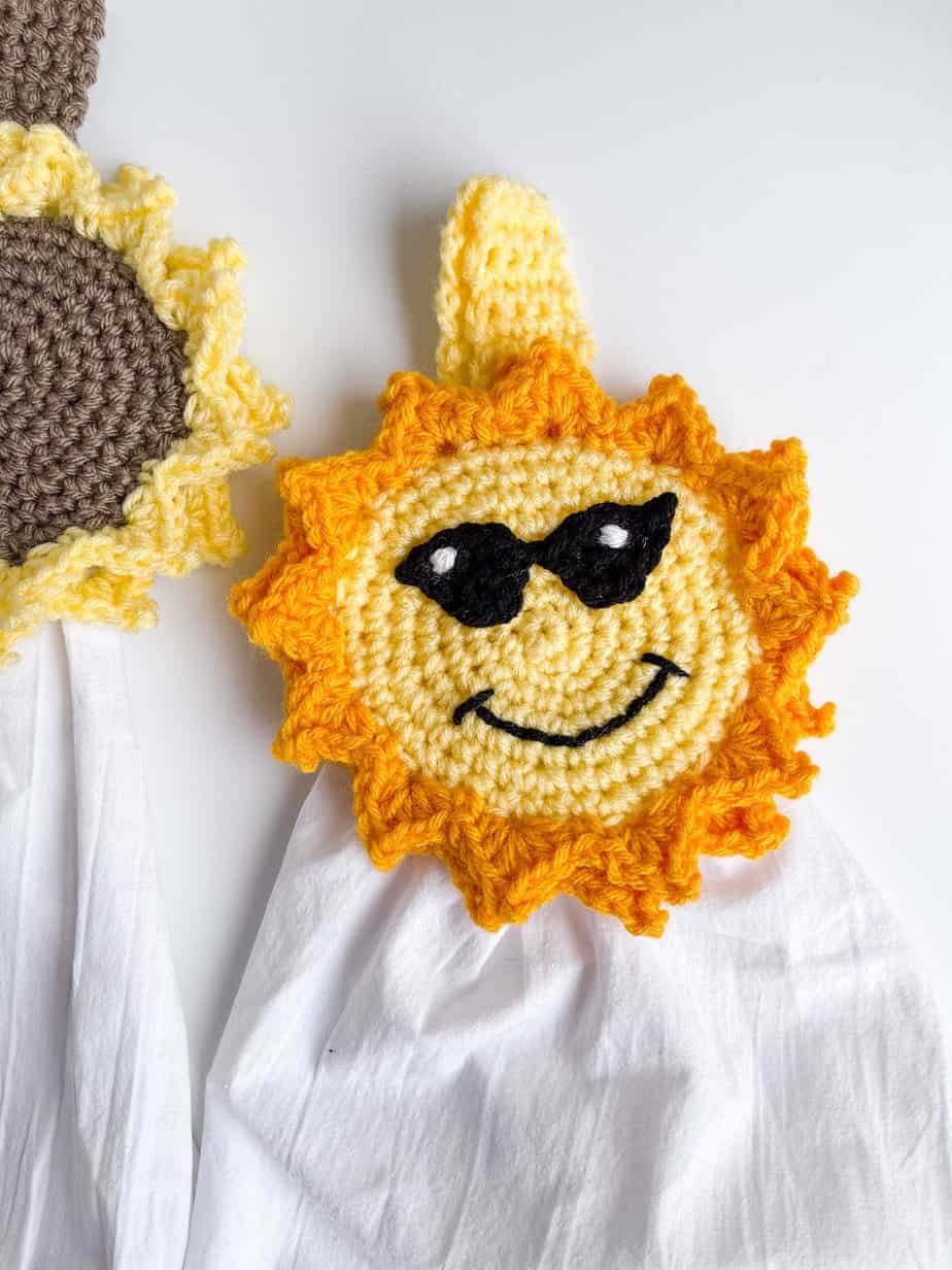 sun towel topper with sunglasses free crochet pattern