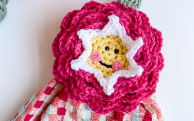 Free crochet towel holder pattern – a cute flower!